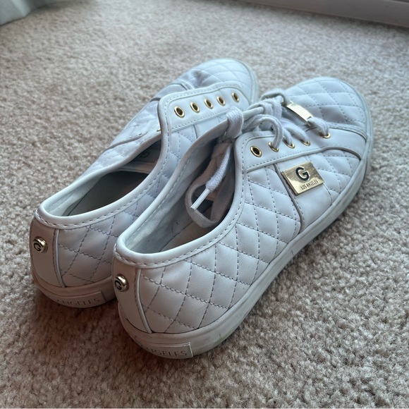 Guess white tennis shoes 👟 size 81/2 - Picture 3 of 7